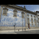 Die mit Azulejos bedeckte Ostfassade der Igreja do Carmo